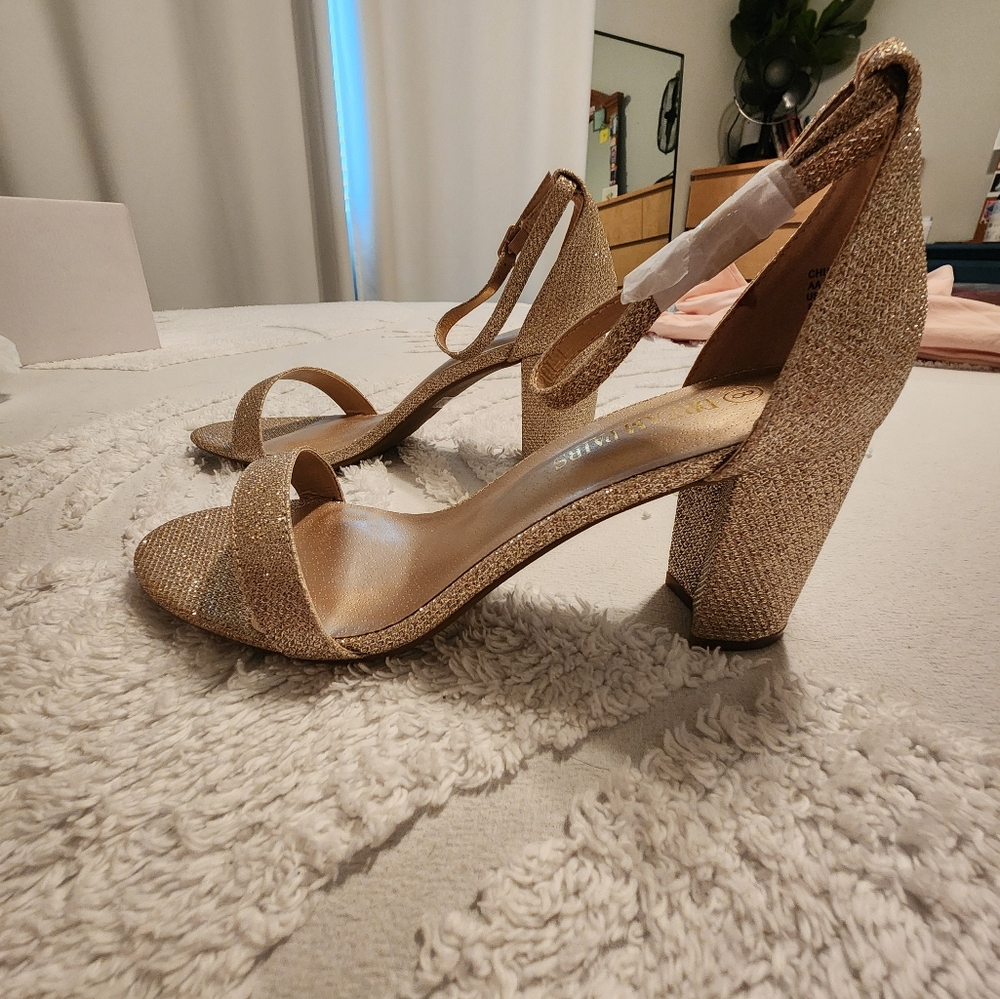 NEW Dream Pairs gold glitter heels, chunk size 8